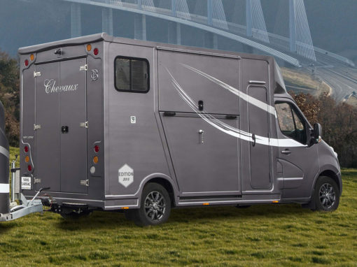 Les camions chevaux de Vans Laissac Utilitaires avec cabine approfondie équipée home car